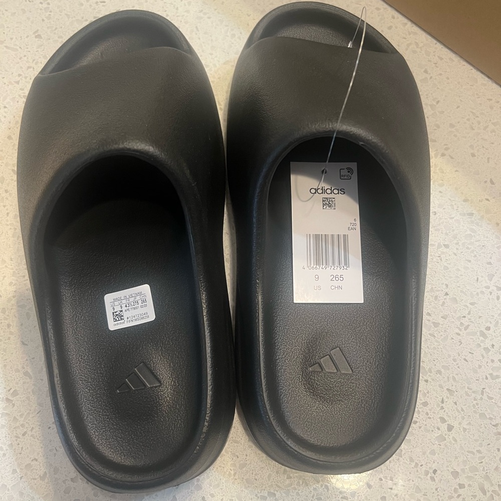 Yeezy Slides Onyx Size 9